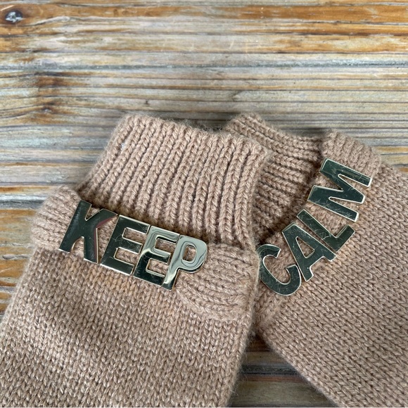Keep Calm BCBG Texting Gloves Brown Knit Gold Logo Womens One Size - Picture 2 of 5